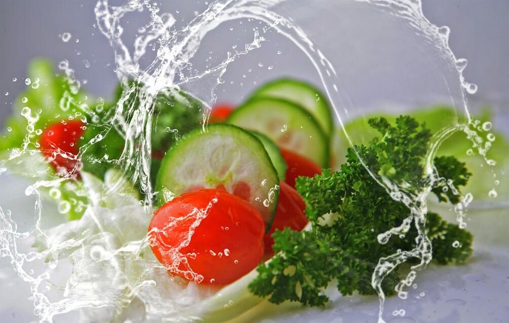 Healthy food and water are important elements necessary for losing weight. 