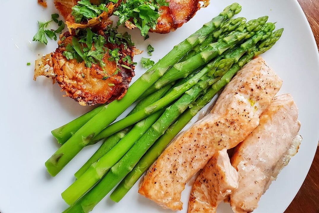 Baked fish with asparagus on the low carbohydrate diet menu